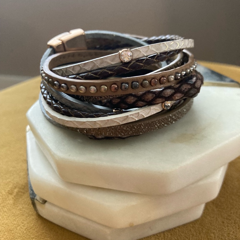 Leather bracelet with magnetic closure.